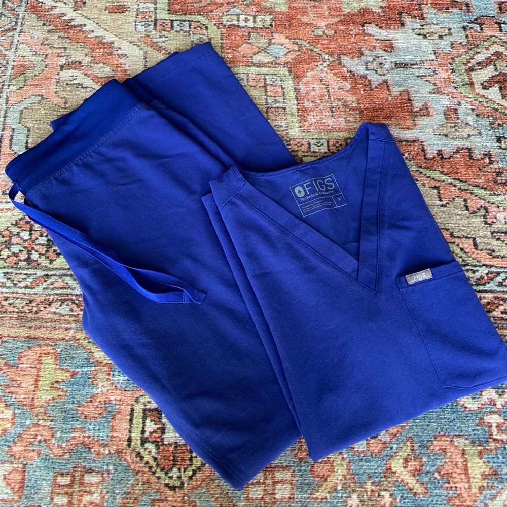 FIGS Scrubs Set